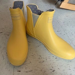 Yellow London Fog rainboots, size 11